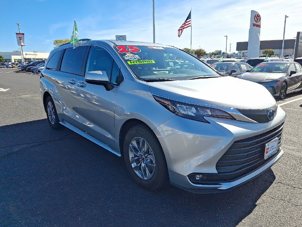 Certified 2025 Toyota Sienna XLE FWD image 3