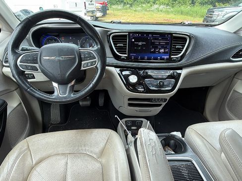 Used 2021 Chrysler Pacifica Touring-L FWD image 19