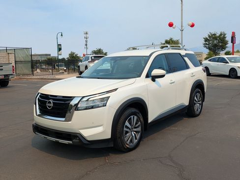 Used 2023 Nissan Pathfinder SL AWD/4WD image 10