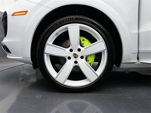 Used 2023 Porsche Cayenne Platinum Edition image 6