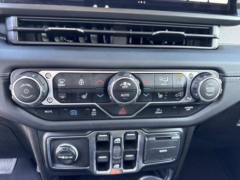 Used 2025 Jeep Wrangler Unlimited Sahara image 24