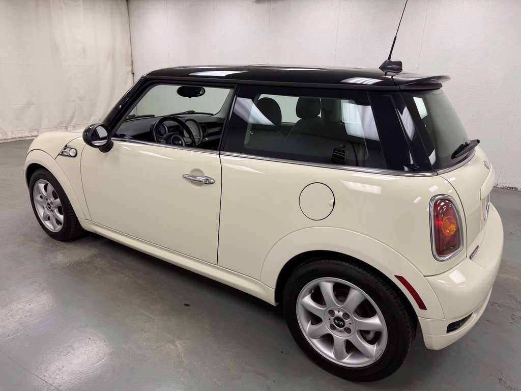 Used 2010 MINI Cooper Hardtop FWD image 3