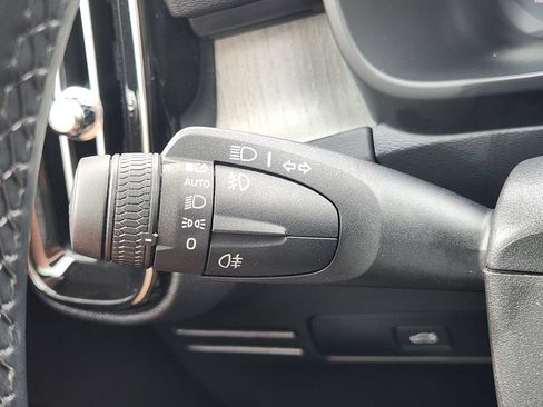 Certified 2025 Volvo XC40 B5 Plus AWD/4WD image 34