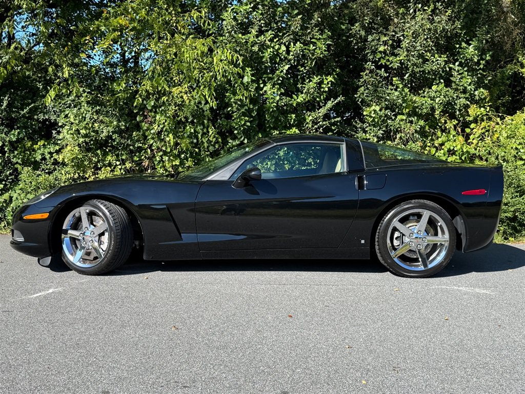 Used 2007 Chevrolet Corvette Coupe w/ Preferred Equipment Group RWD image 4