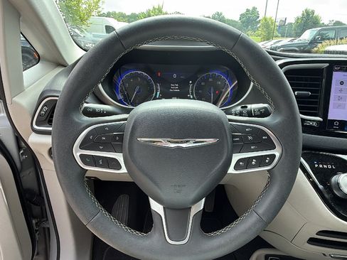 Used 2024 Chrysler Pacifica Touring-L FWD image 25