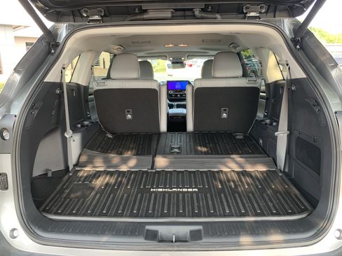 Used 2025 Toyota Highlander XLE AWD/4WD image 34