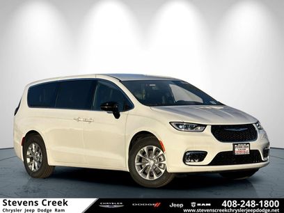 New 2026 Chrysler Pacifica Select