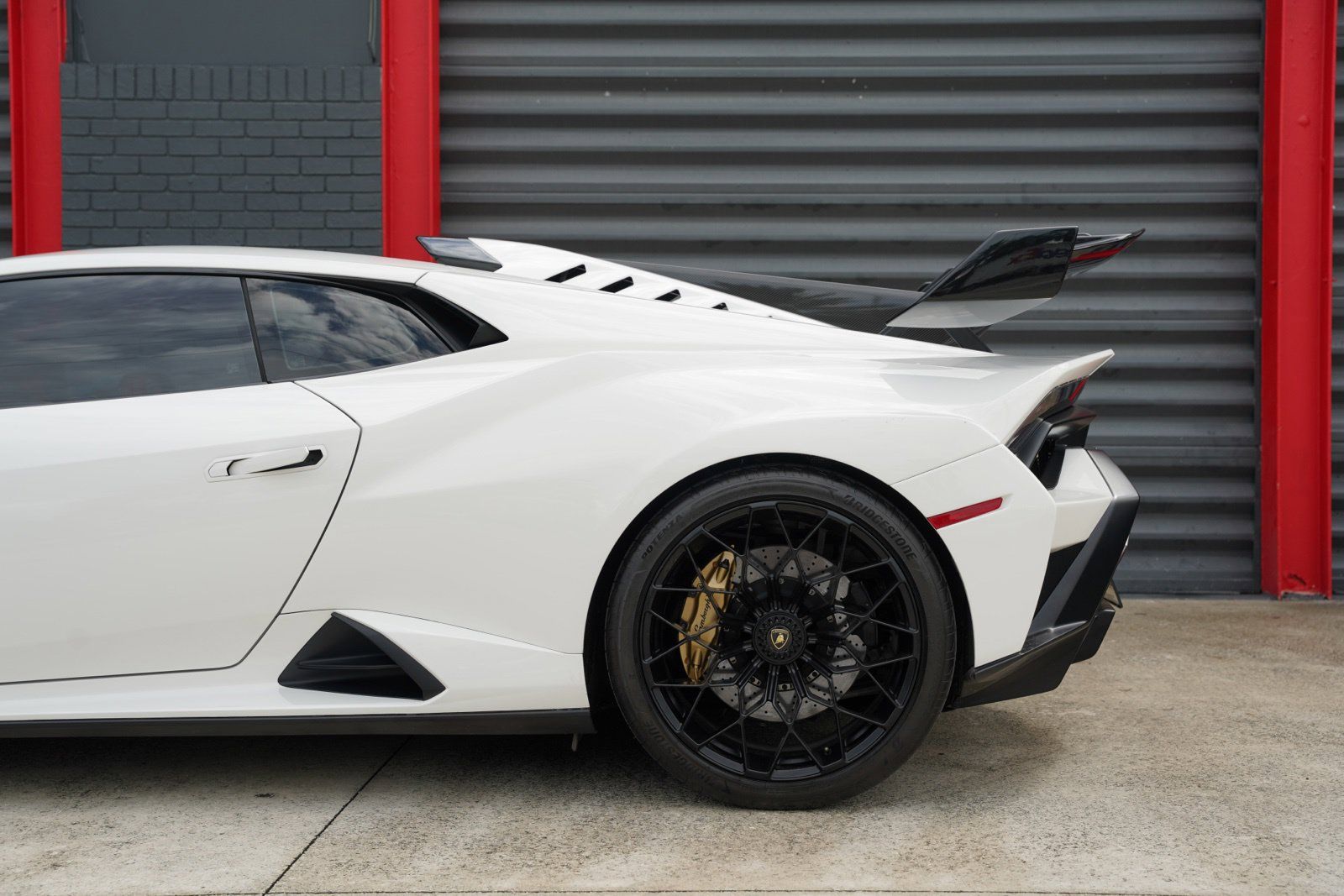 Used 2023 Lamborghini Huracan STO RWD image 17