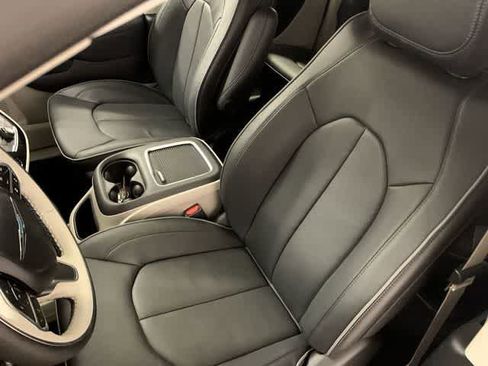 Used 2020 Chrysler Pacifica Limited w/ Advanced Safetytec Group FWD image 35
