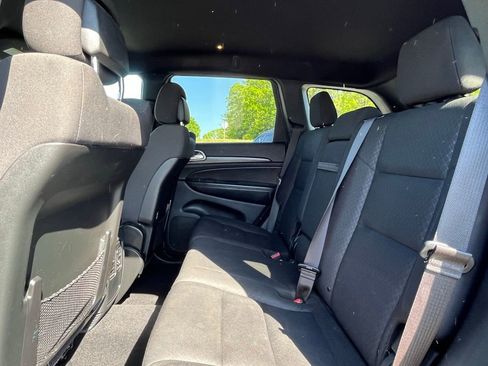 Used 2019 Jeep Grand Cherokee Laredo AWD/4WD image 17