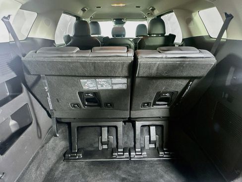 Used 2025 Kia Carnival FWD image 29