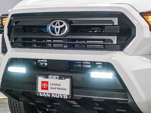 Certified 2024 Toyota Tacoma SR5 AWD/4WD image 6