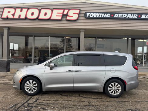 Used 2018 Chrysler Pacifica Touring Plus FWD image 2
