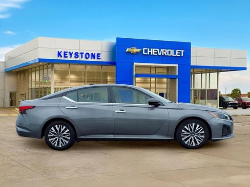 Used 2025 Nissan Altima 2.5 SV FWD image 8