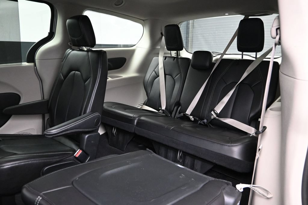 Used 2024 Chrysler Pacifica Touring-L FWD image 20