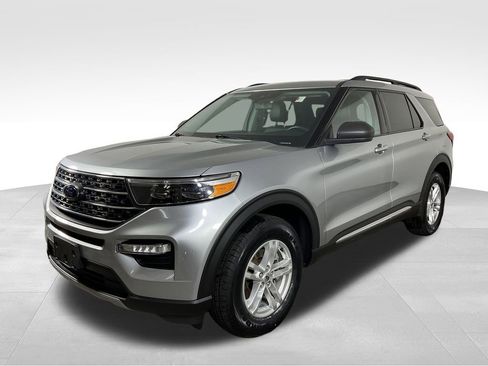 Used 2022 Ford Explorer XLT w/ Equipment Group 202A image 4