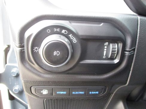 Used 2025 Jeep Wrangler Unlimited Sahara AWD/4WD image 31