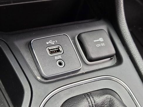 Used 2019 Jeep Cherokee Latitude Plus FWD image 29
