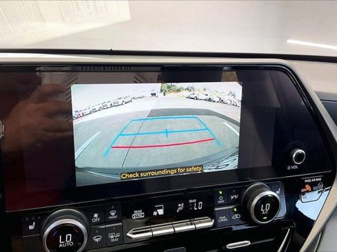 Used 2023 Toyota Highlander XLE FWD image 24