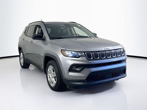Used 2022 Jeep Compass Latitude w/ Sun and Sound Group FWD image 3
