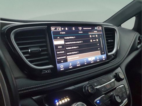 Used 2021 Chrysler Pacifica Limited w/ Uconnect Theater Family Group image 18