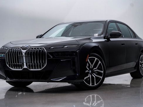 Used 2025 BMW 740i xDrive image 1