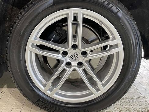 Used 2025 Porsche Macan image 12