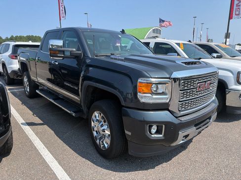 Used 2019 GMC Sierra 2500 Denali w/ Duramax Plus Package AWD/4WD image 2