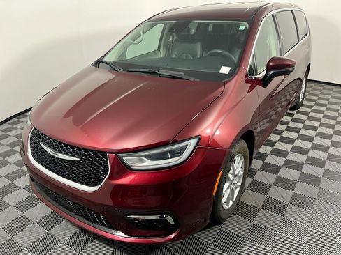 Used 2023 Chrysler Pacifica Touring-L FWD image 7