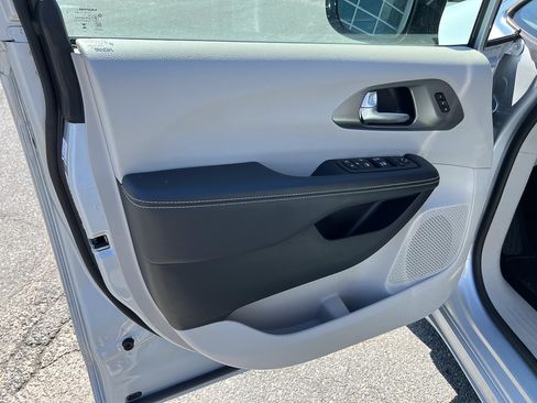 Used 2024 Chrysler Pacifica Touring-L FWD image 17