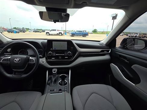 Used 2023 Toyota Highlander LE FWD image 11