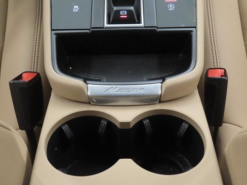 Certified 2026 Porsche Macan AWD/4WD image 29
