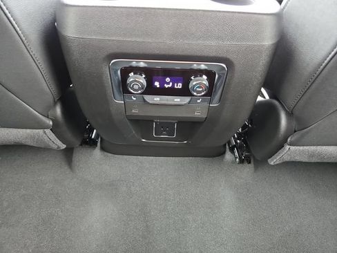 Used 2025 Chevrolet Tahoe High Country AWD/4WD image 11
