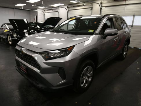 Used 2021 Toyota RAV4 LE w/ Carpet Mat Package (TMS) AWD/4WD image 4