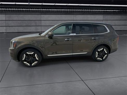 Used 2023 Kia Telluride S w/ S Sunroof Package image 5