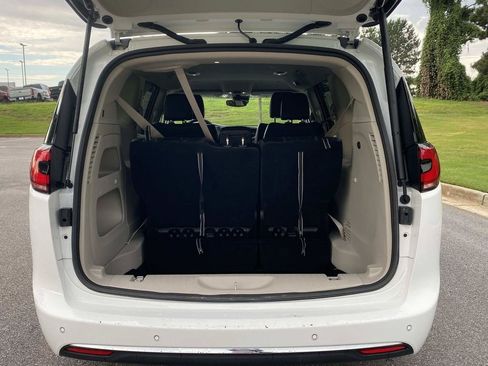Used 2023 Chrysler Pacifica Touring-L FWD image 6