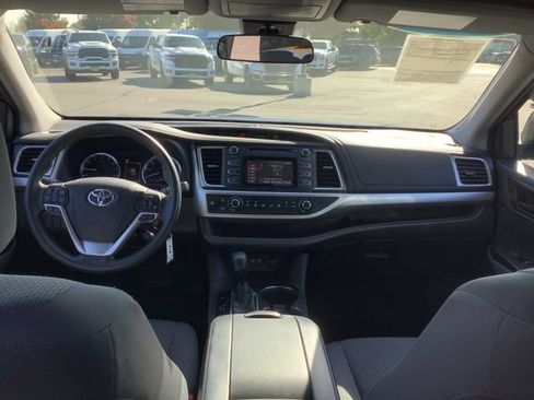Used 2018 Toyota Highlander LE FWD image 6