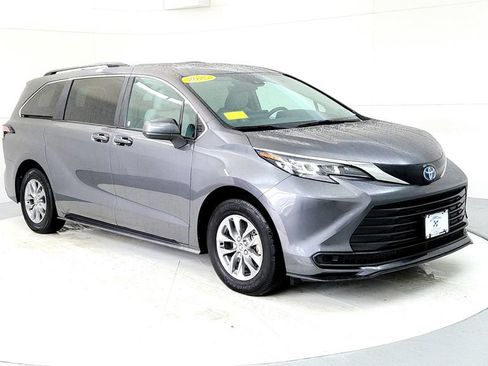 Used 2025 Toyota Sienna LE AWD/4WD image 7