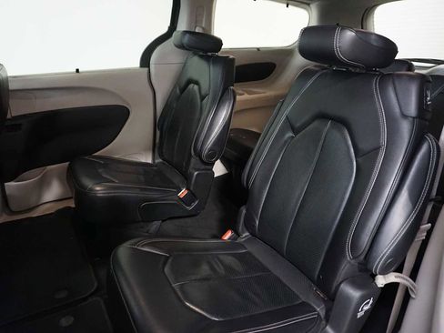 Used 2022 Chrysler Pacifica Touring-L image 14