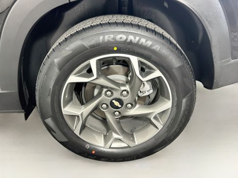 Used 2025 Chevrolet Trax LT w/ LPO, Blackout Package FWD image 11