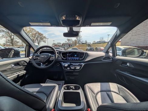 Used 2025 Chrysler Pacifica Select image 24