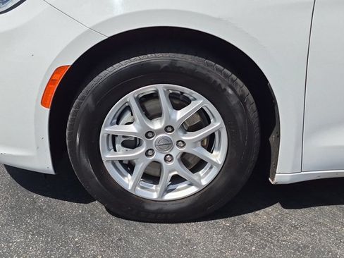 Used 2021 Chrysler Pacifica Touring-L FWD image 23
