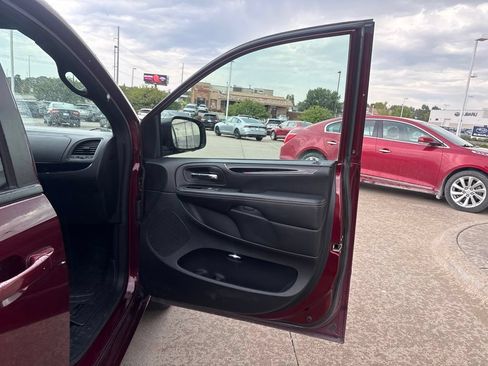 Used 2017 Dodge Grand Caravan SE FWD image 21