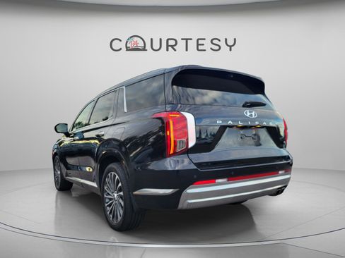 Used 2024 Hyundai Palisade Calligraphy image 2