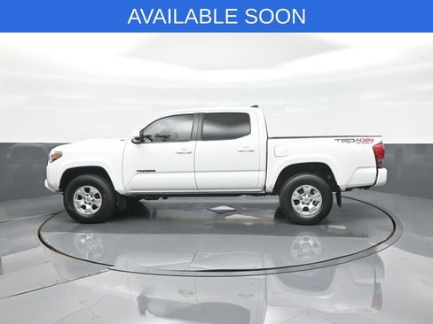 Used 2017 Toyota Tacoma TRD Sport w/ Tow Package (A/T) AWD/4WD image 4