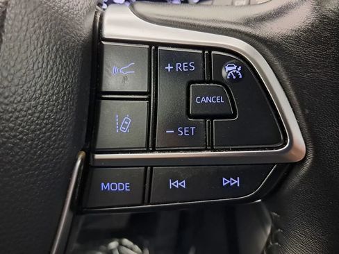 Used 2021 Toyota Highlander XLE FWD image 19