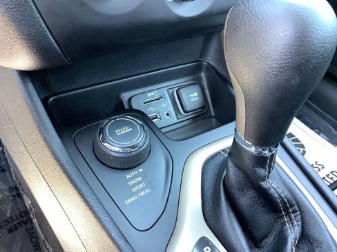 Used 2017 Jeep Cherokee Sport w/ Trailer Tow Group AWD/4WD image 40
