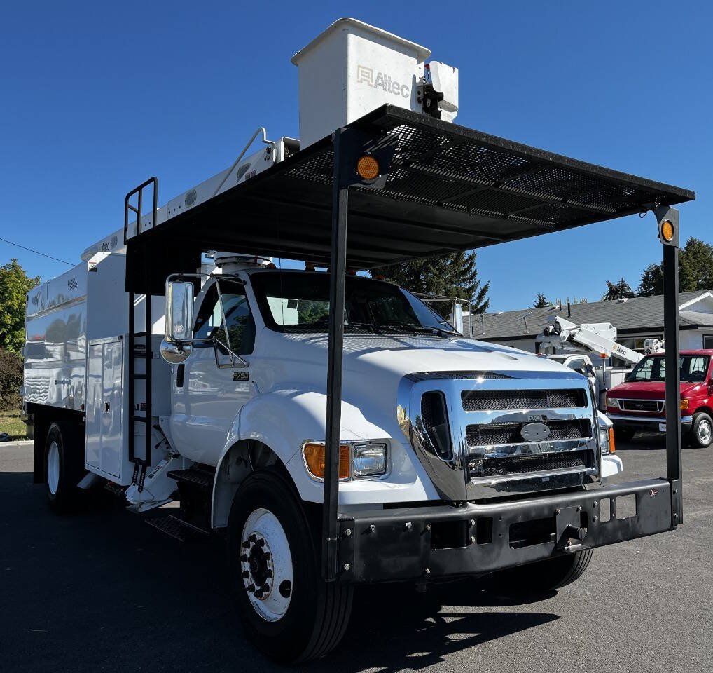 Used 2013 Ford F750 2WD Regular Cab Super Duty image 1