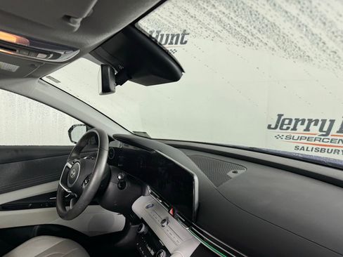 Used 2025 Hyundai Elantra Limited image 31