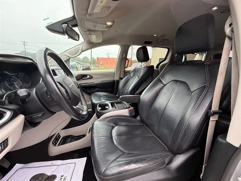 Used 2018 Chrysler Pacifica Touring-L FWD image 23